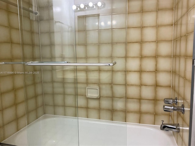 bathroom with tiled shower / bath