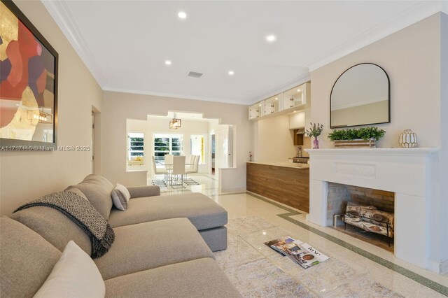 living area with visible vents, recessed lighting, ornamental molding, and baseboards