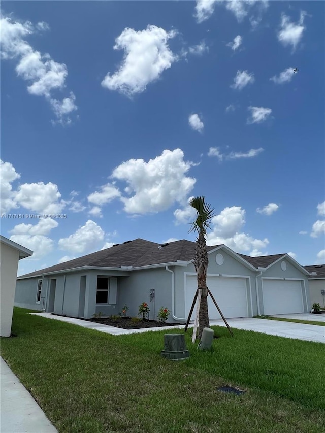 view of front of property featuring a garage and a front yard