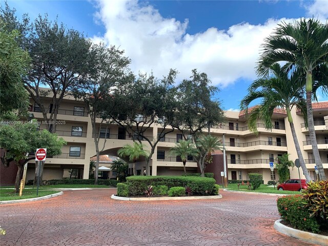 view of property's community featuring a patio area