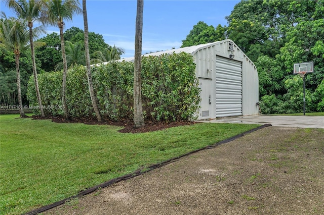 view of yard featuring an outbuilding