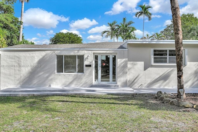 view of front of property with a front lawn