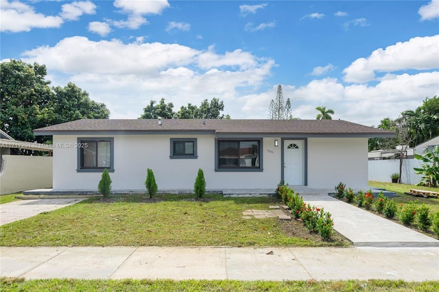 single story home with a front lawn