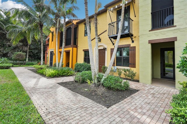 property entrance featuring a balcony