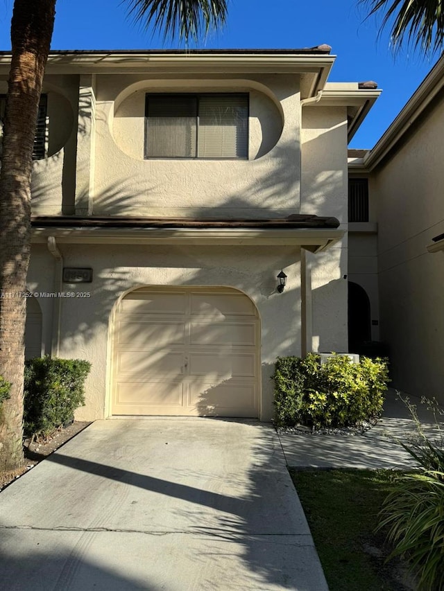 view of front facade featuring a garage