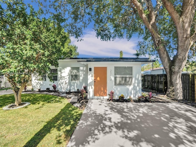 view of front of home with a front lawn