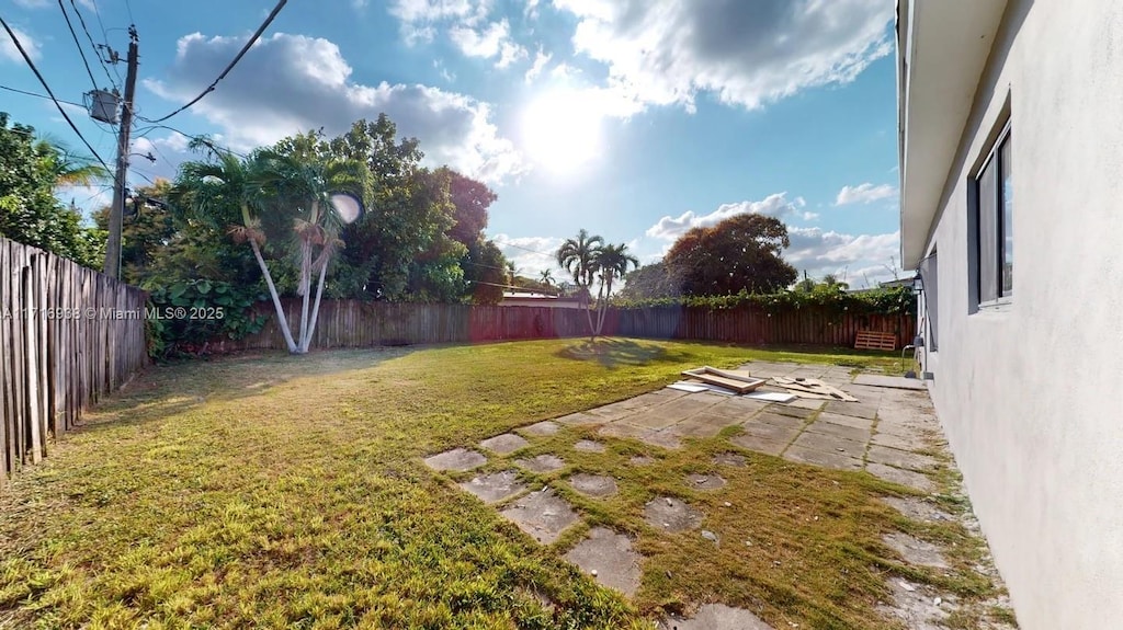 view of yard featuring a patio area