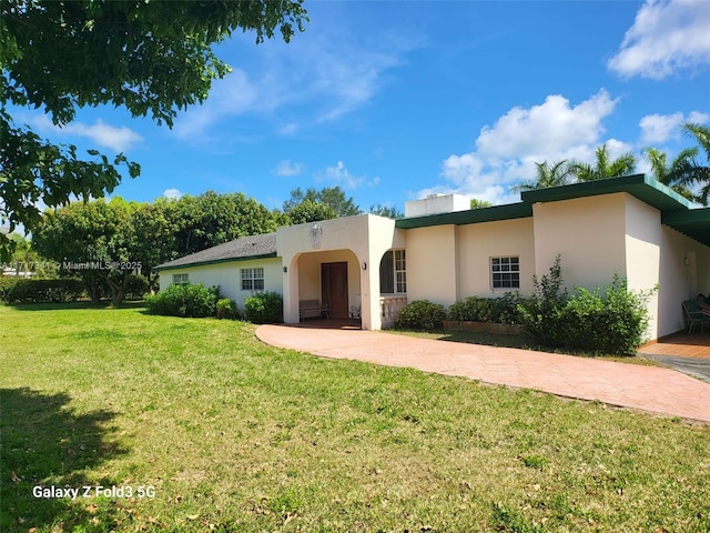 view of front of house with a front lawn