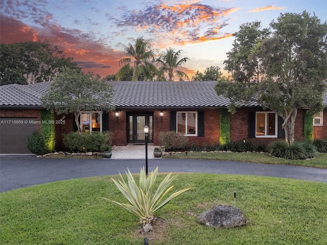 view of front of property featuring a yard