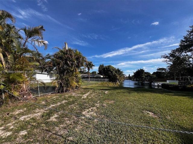 view of yard featuring a water view