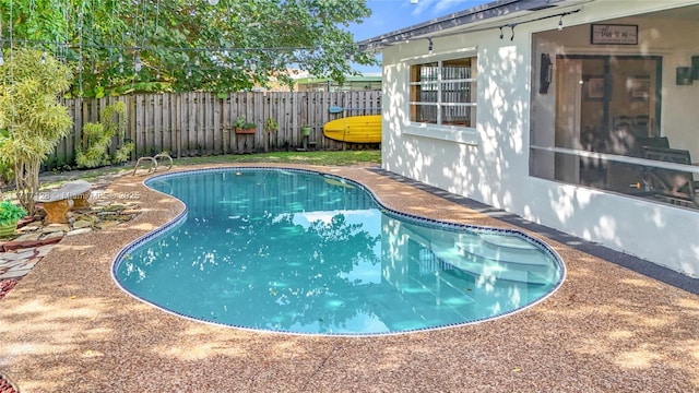 view of swimming pool