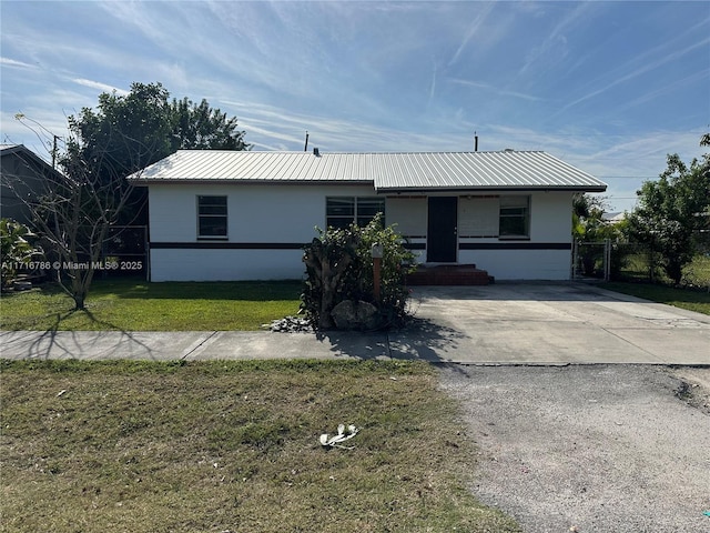 430 E Trinidad Ave, Clewiston, FL 33440 - view of front of home featuring a front yard