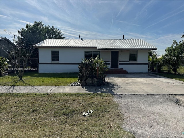 view of front of home featuring a front yard