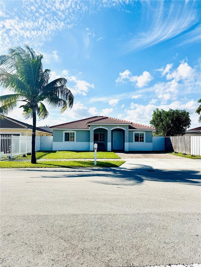 view of front of property featuring a front lawn