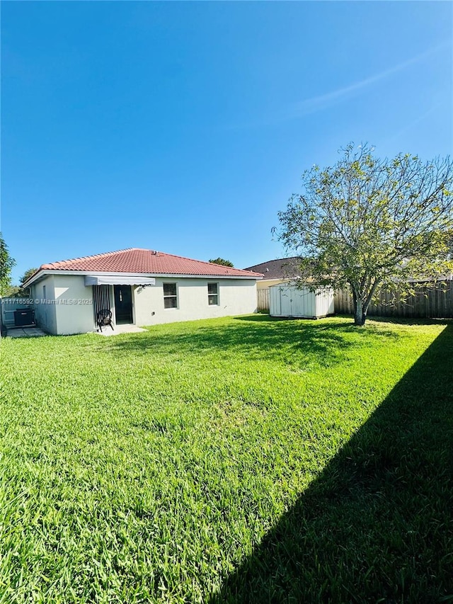 view of yard with a storage shed