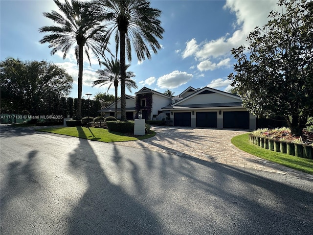 view of front of home featuring a front yard