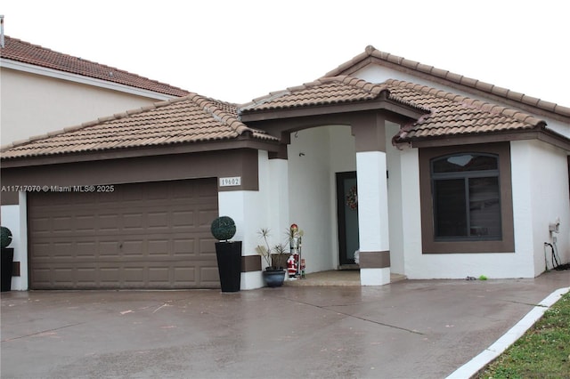 view of front facade with a garage