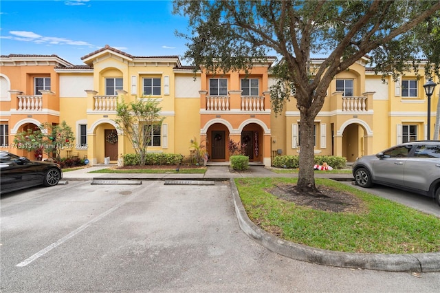 view of front of property featuring a balcony