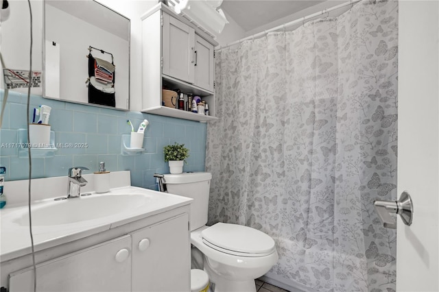 bathroom featuring a shower with curtain, vanity, and toilet