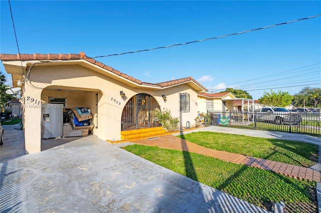 view of front of home featuring a front yard