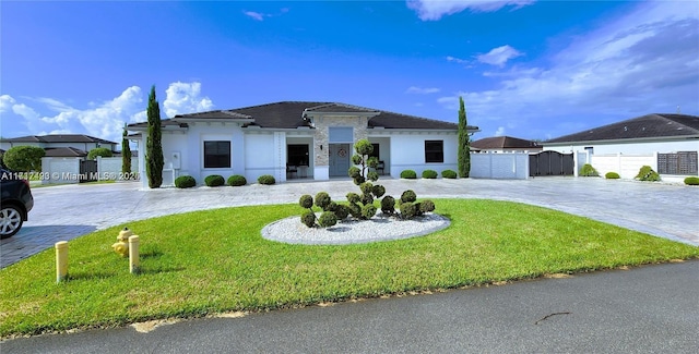 view of front of property featuring a front lawn