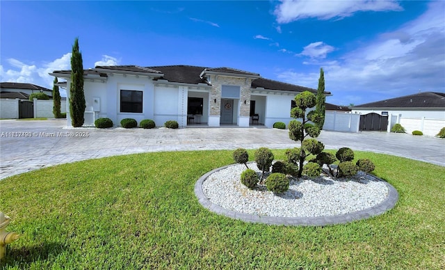 view of front of property featuring a front yard