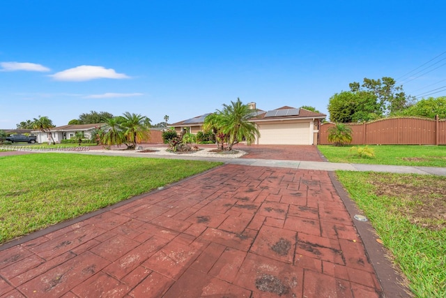 view of front of property featuring solar panels and a front yard