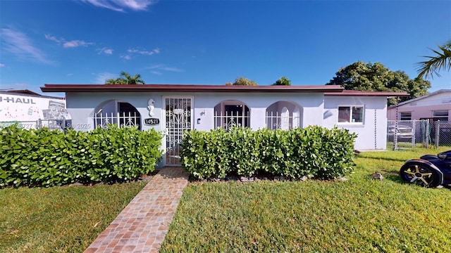 view of front of home featuring a front lawn