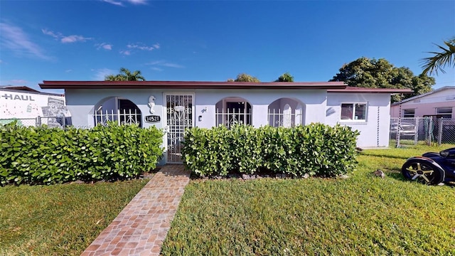 view of front facade featuring a front yard