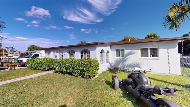 view of front of property featuring a front lawn