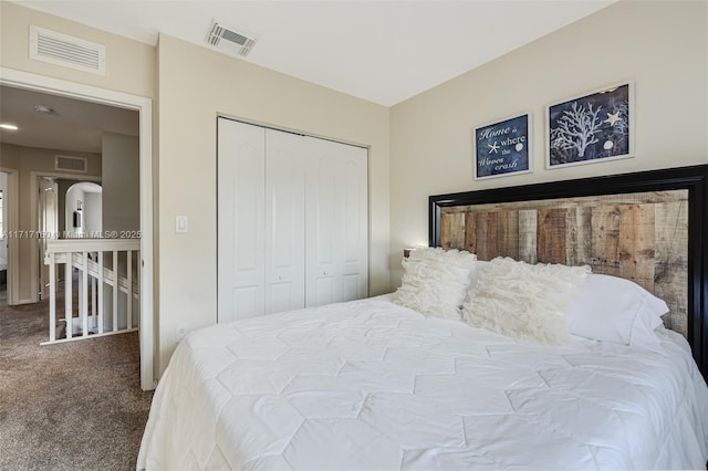 bedroom featuring carpet floors and a closet