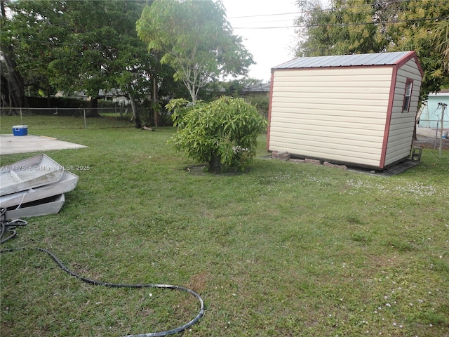 view of yard featuring a shed