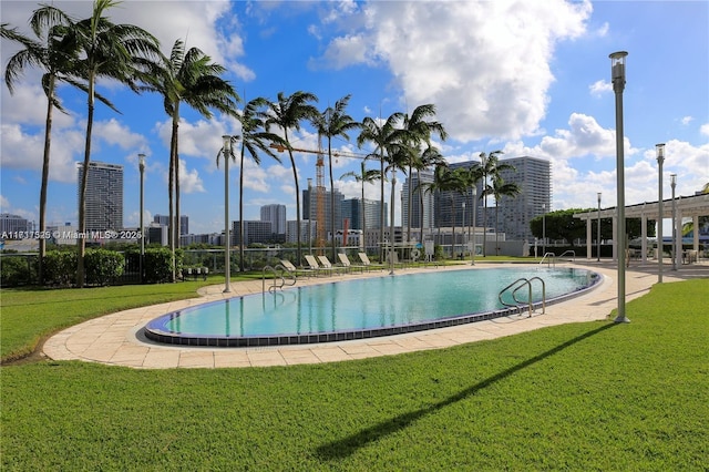 view of swimming pool featuring a yard