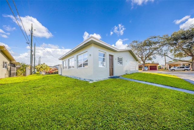 view of side of property featuring a lawn