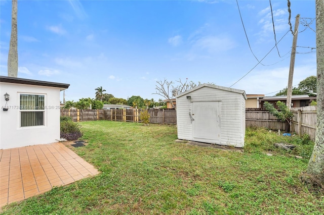 view of yard featuring a storage unit