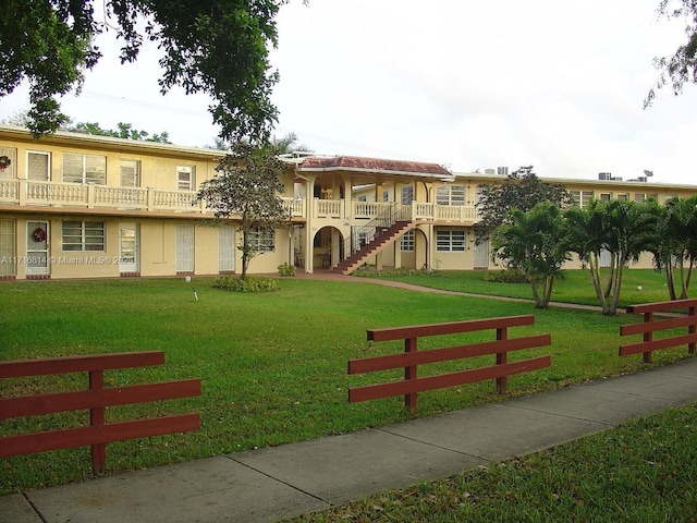 view of home's community featuring a lawn