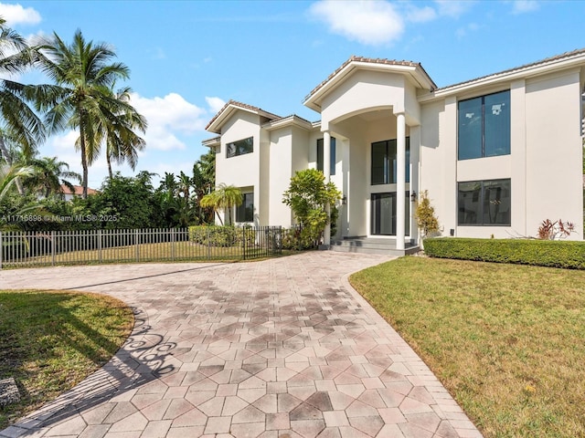 view of front of property featuring a front yard