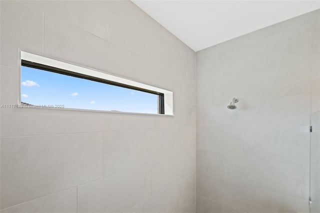 bathroom featuring tiled shower