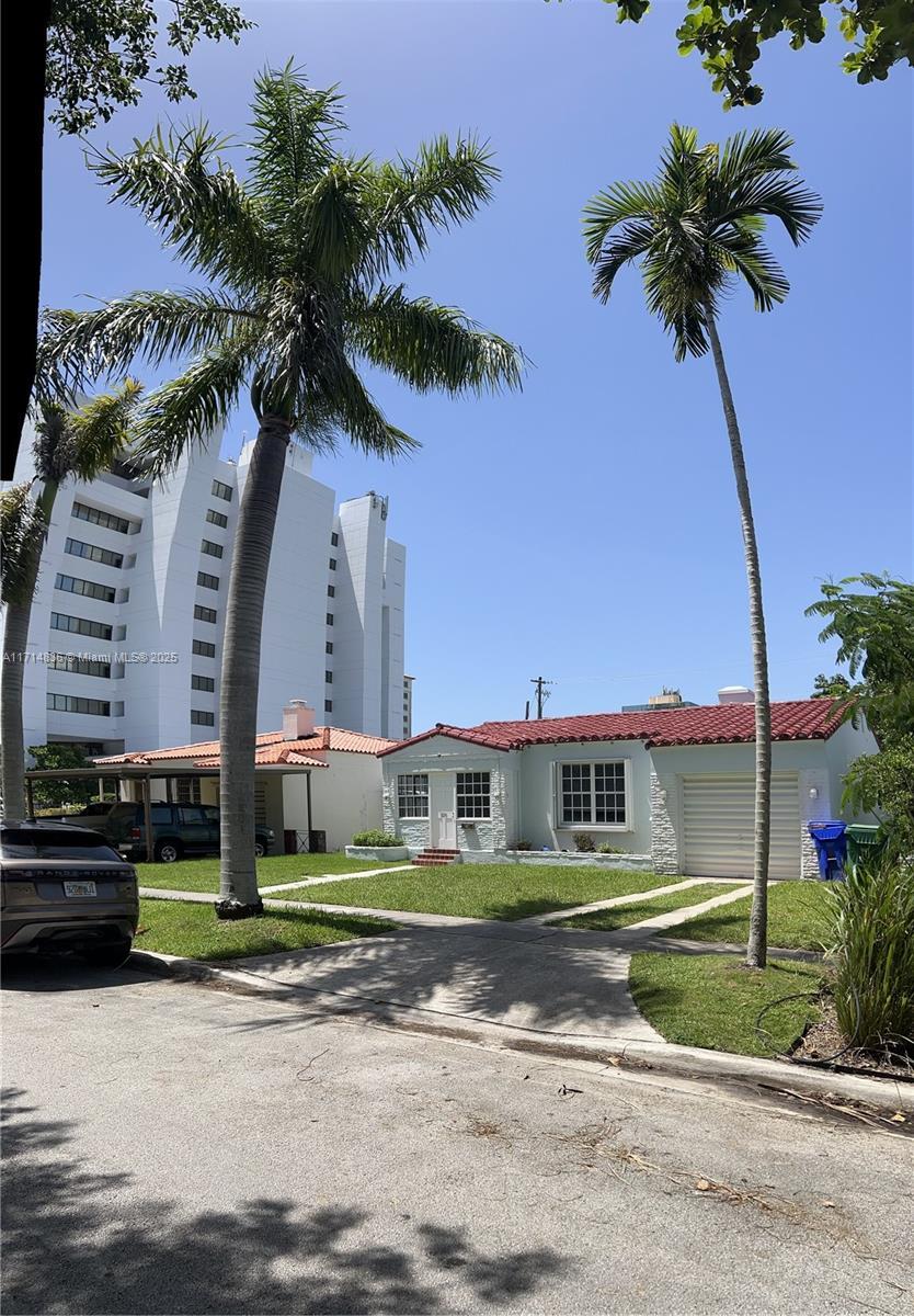 view of front of property featuring a front lawn