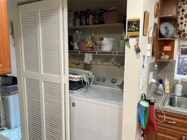 laundry area featuring sink and washer / dryer