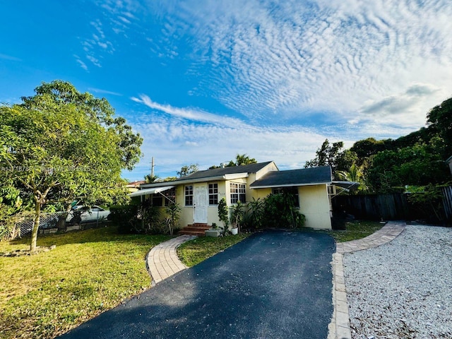 single story home with a front lawn