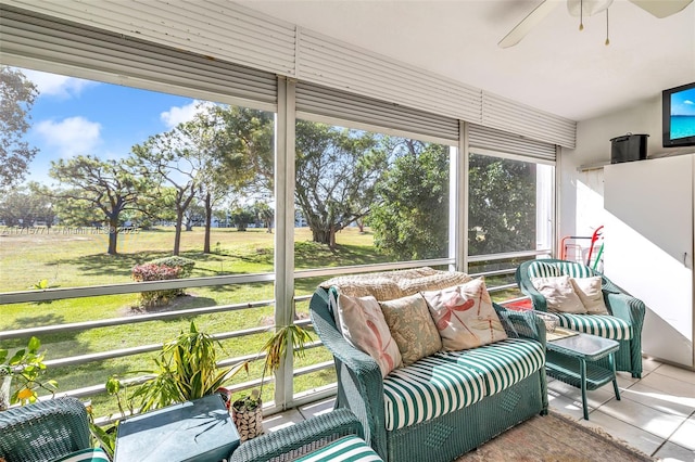 sunroom with ceiling fan