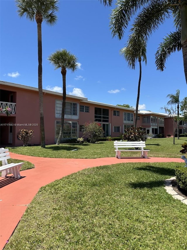 view of property's community featuring a yard