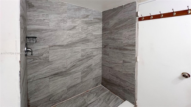 bathroom featuring a tile shower