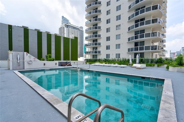 view of swimming pool