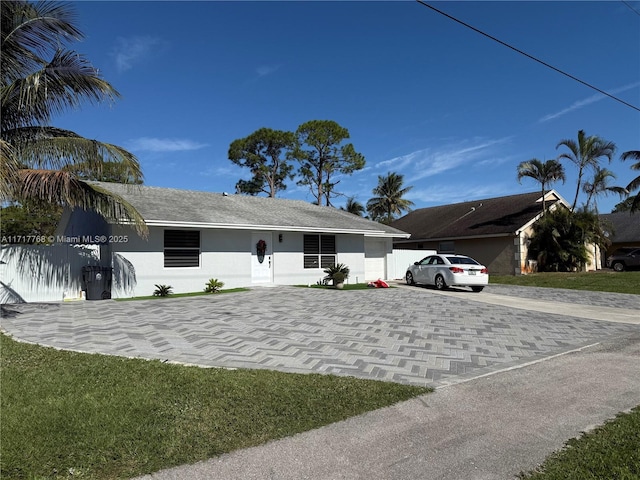 single story home featuring a front lawn