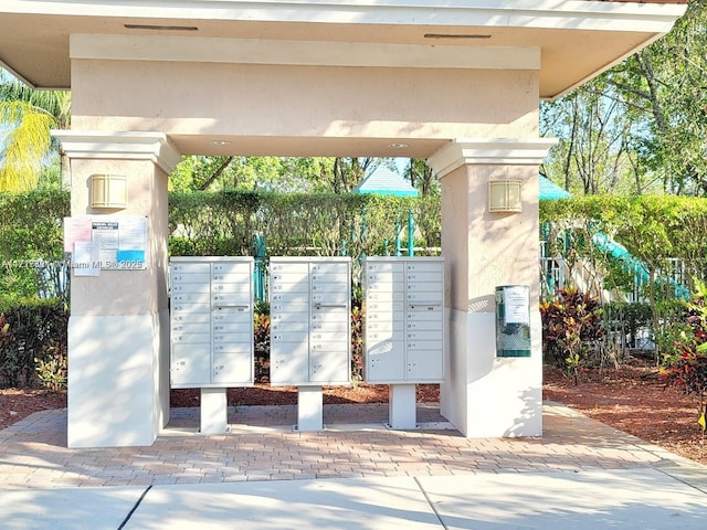 view of property's community featuring mail boxes