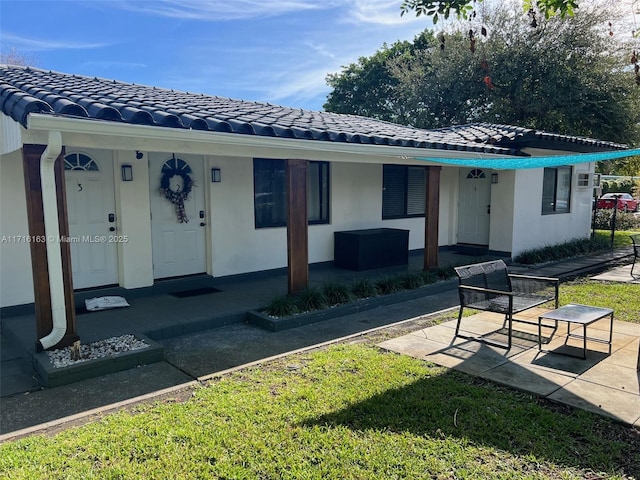 view of front of property featuring a front lawn and a porch