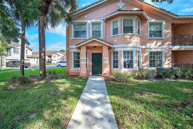 view of front of home featuring a front yard