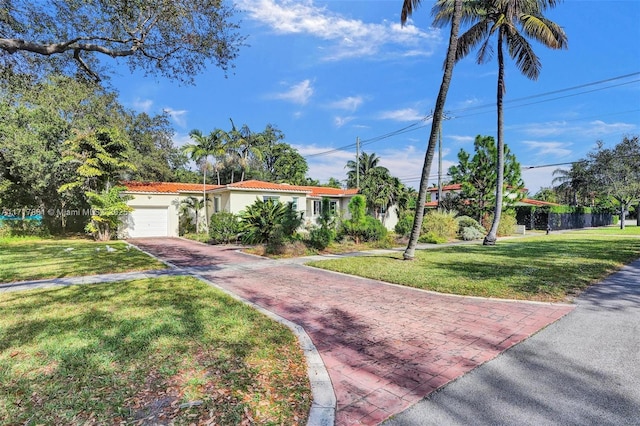 view of front of house featuring a garage and a front yard